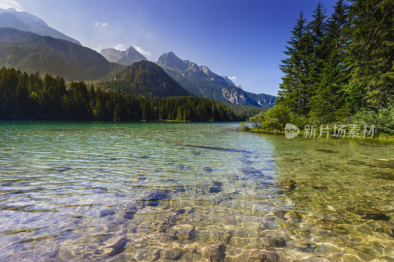 休闲船在高山湖Tovel - Trentino alto adige, Dolomites -意大利